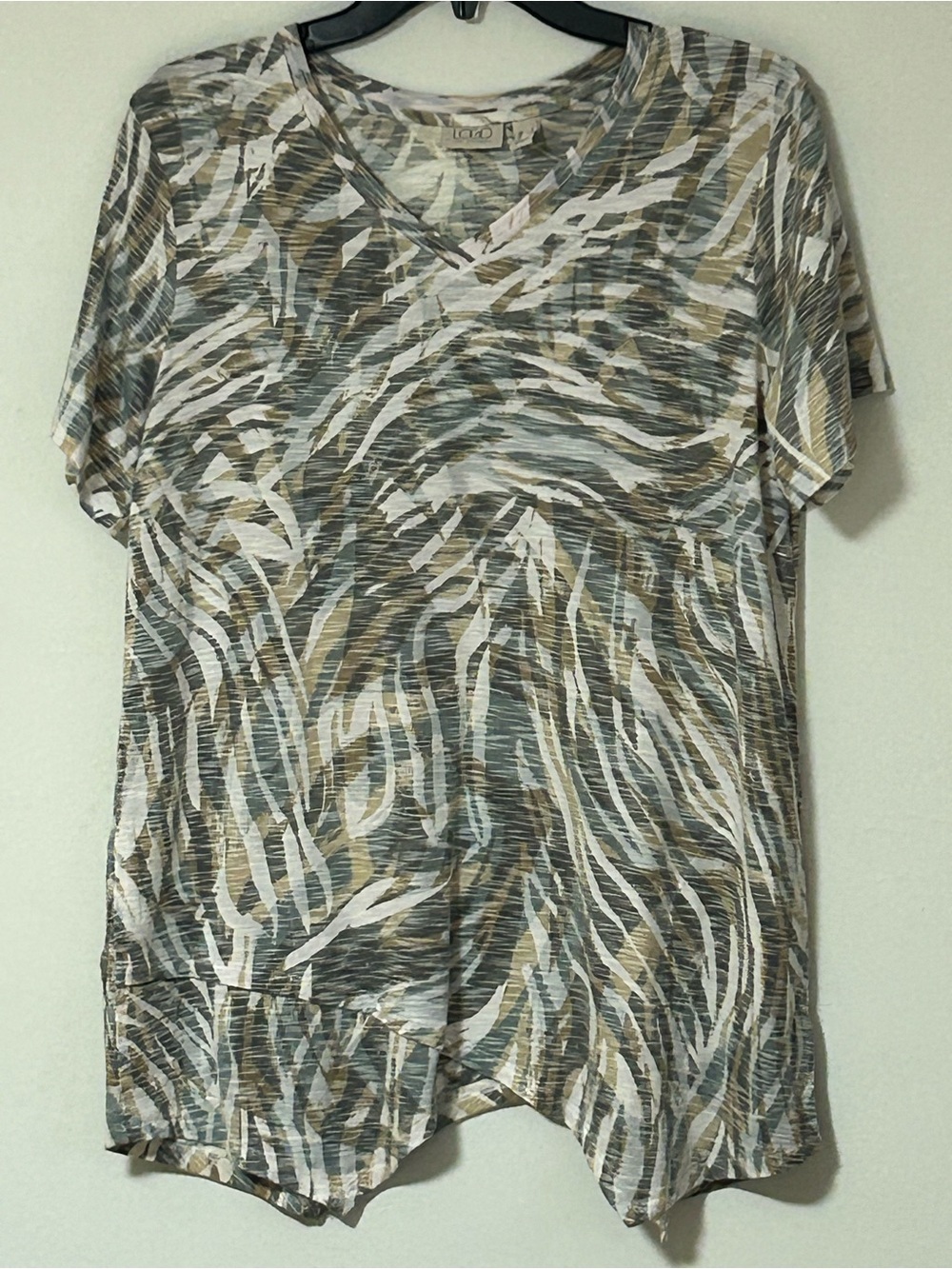 LOFT Short Sleeve V-Neck Top in White, Gray & Tan Abstract Print